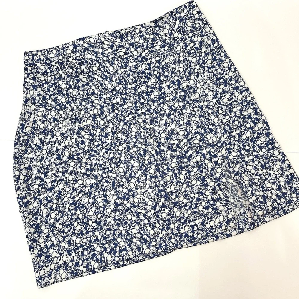 NWT Zara Blue White Floral Print Satin Mini Slit‎ Skirt Size Small